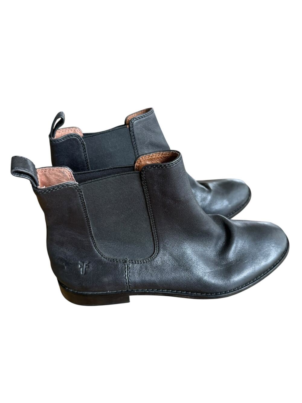 Frye Anna Chelsea Boot Black Leather Women’s 7.5
Classic Minimalist